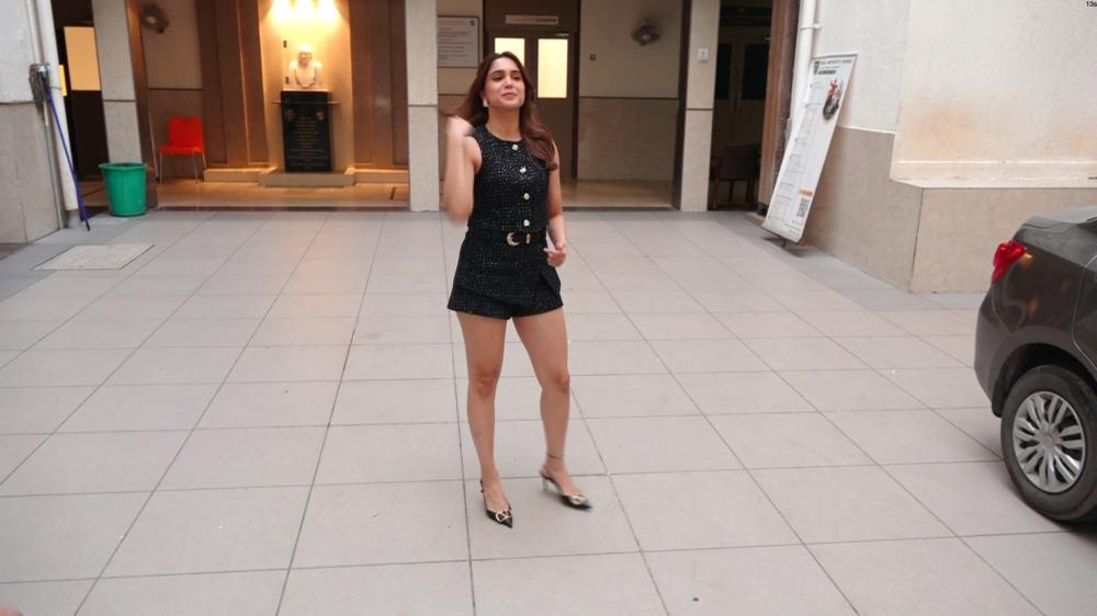 sharvari-was-spotted-at-mmk-college-in-bandra-looking-chic-and-casual-as-she-stepped-out-in-style